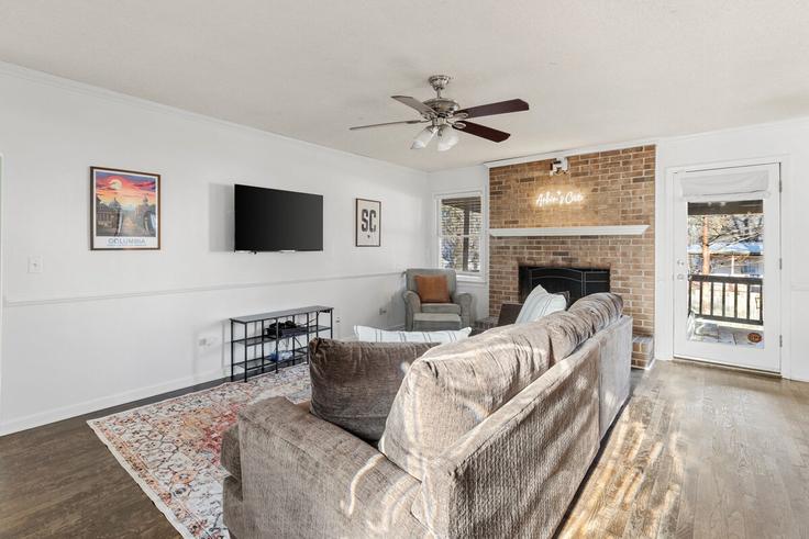 Building Forest Trail Court - bedrock-rentals - 1377472 adresindeki bir dairede modern mobilyalarla zarif bir şekilde tasarlanmış oturma odası Columbia, Columbia