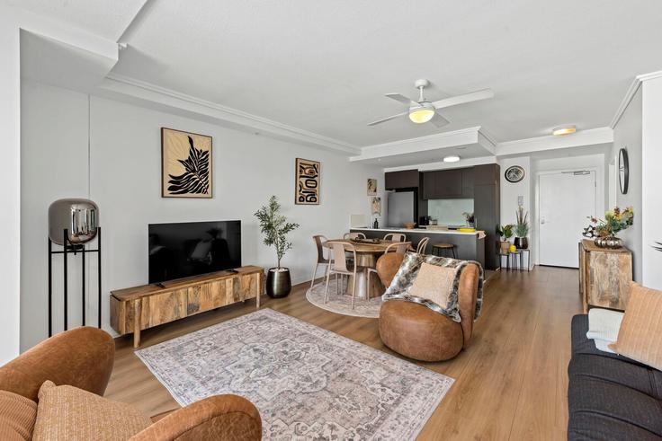 Elegant gestaltetes Wohnzimmer mit moderner Einrichtung in einer Wohnung im Building McLachlan Street - bedspoke-pty-ltd - 1468606 in Fortitude Valley, Brisbane Elegant gestaltetes Wohnzimmer mit moderner Einrichtung in einer Wohnung im Building McLachlan Street - bedspoke-pty-ltd - 1468606 in Fortitude Valley, Brisbane