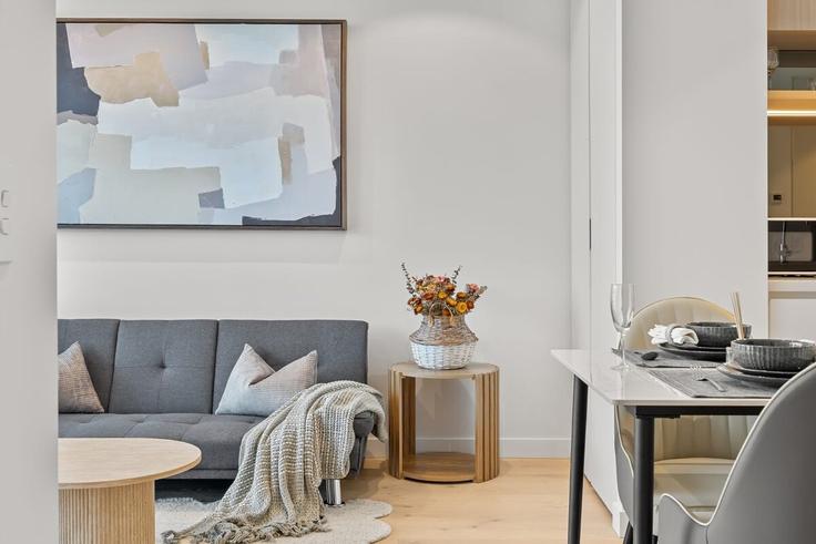 Sala de estar elegantemente projetada com móveis modernos em um apartamento no Building Margaret Street - bedspoke-pty-ltd - 1391302 em Brisbane City, Brisbane