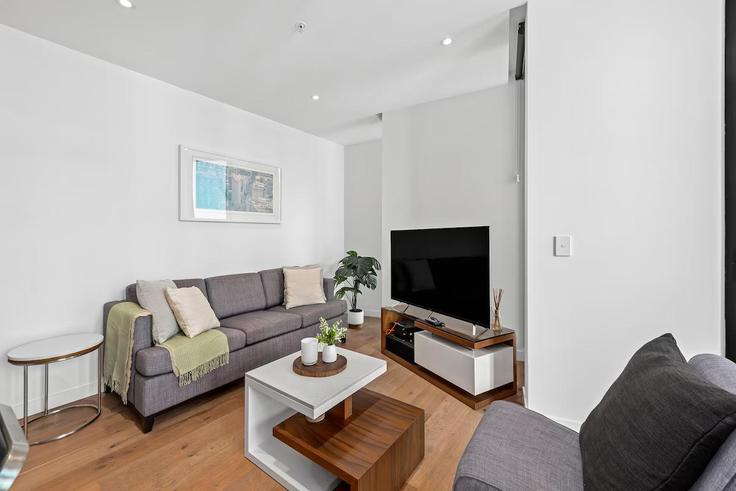 Elegant gestaltetes Wohnzimmer mit moderner Einrichtung in einer Wohnung im Building Alfred Street - bedspoke-pty-ltd - 1364686 in Fortitude Valley, Brisbane