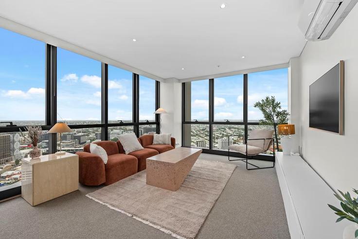 Elegant gestaltetes Wohnzimmer mit moderner Einrichtung in einer Wohnung im Building Macrossan Street - bedspoke-pty-ltd - 1373101 in Brisbane City, Brisbane