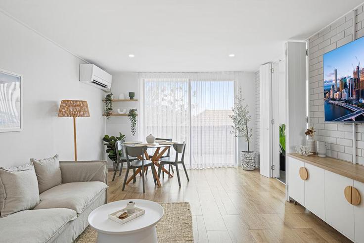 Sala de estar elegantemente projetada com móveis modernos em um apartamento no Building Small Street - bedspoke-pty-ltd - 1461688 em Teneriffe, Brisbane