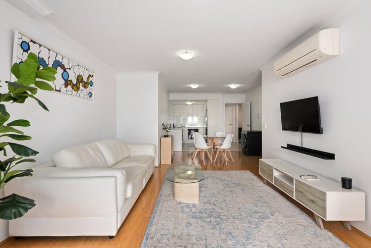 Sala de estar elegantemente projetada com móveis modernos em um apartamento no Building Colchester Street - bedspoke-pty-ltd - 1346618 em South Brisbane, Brisbane