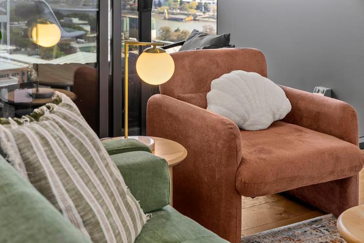 Sala de estar elegantemente projetada com móveis modernos em um apartamento no Building Merivale Street - bedspoke-pty-ltd - 1303095 em South Brisbane, Brisbane