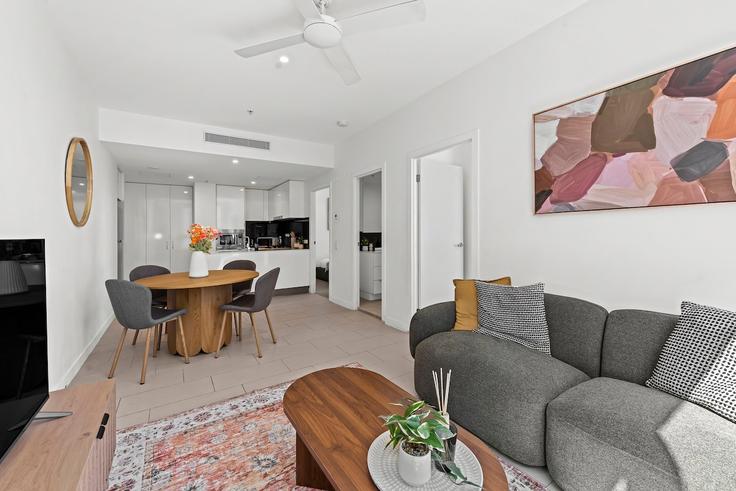 Sala de estar elegantemente projetada com móveis modernos em um apartamento no Building Ann Street - bedspoke-pty-ltd - 1360066 em Fortitude Valley, Brisbane