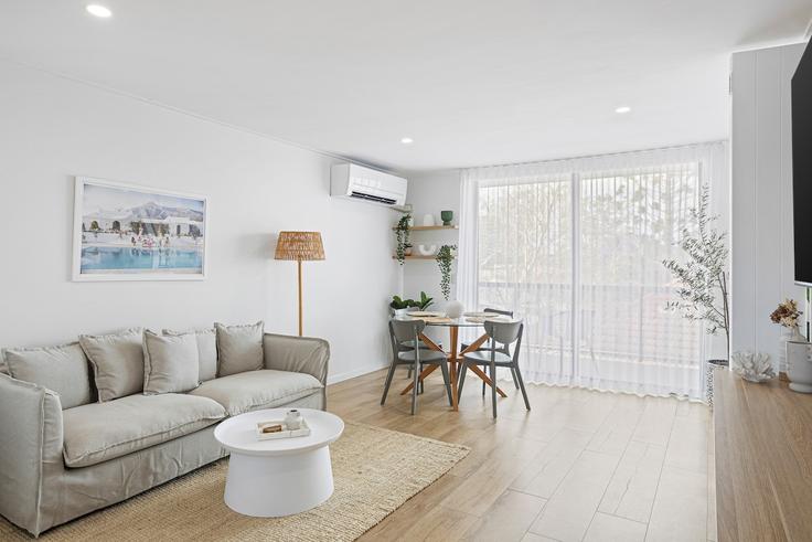 Salle de séjour élégante avec mobilier moderne dans un appartement à Building Small Street - bedspoke-pty-ltd - 1461688 à Teneriffe, Brisbane