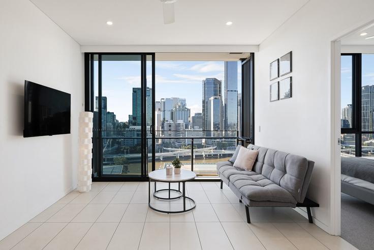Sala de estar elegantemente projetada com móveis modernos em um apartamento no Building Hope Street - bedspoke-pty-ltd - 1490140 em South Brisbane, Brisbane