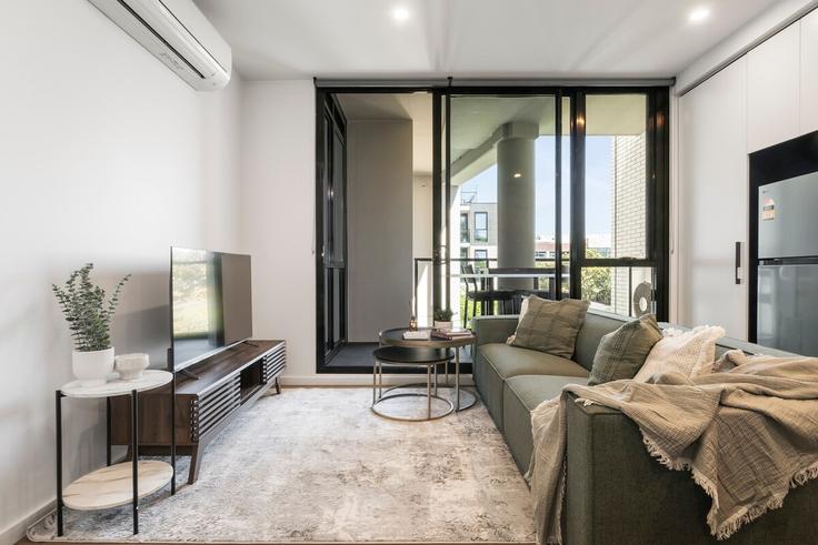 Elegant gestaltetes Wohnzimmer mit moderner Einrichtung in einer Wohnung im Building Burnley Street - bedspoke - 1335916 in Richmond, Melbourne Elegant gestaltetes Wohnzimmer mit moderner Einrichtung in einer Wohnung im Building Burnley Street - bedspoke - 1335916 in Richmond, Melbourne