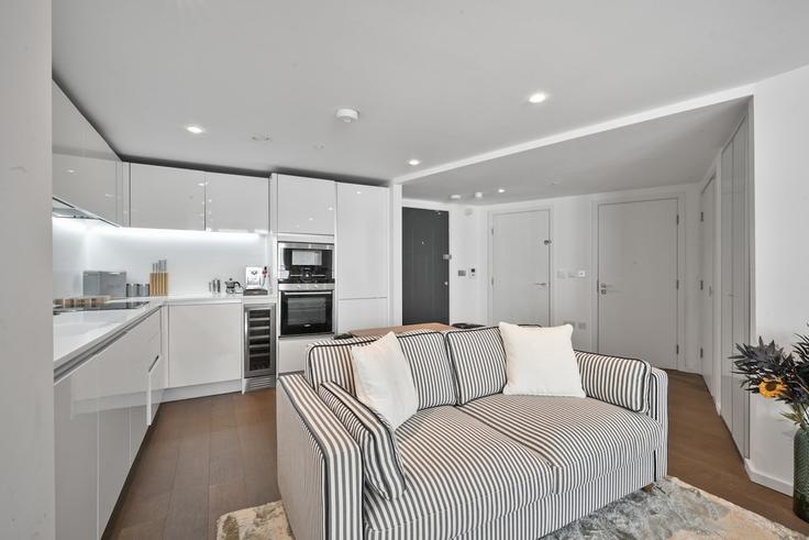Elegant gestaltetes Wohnzimmer mit moderner Einrichtung in einer Wohnung im Building Bromley Road - bee-my-guest-ltd - 1607838 in London Borough of Hackney, London Elegant gestaltetes Wohnzimmer mit moderner Einrichtung in einer Wohnung im Building Bromley Road - bee-my-guest-ltd - 1607838 in London Borough of Hackney, London