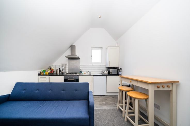 Salle de séjour élégante avec mobilier moderne dans un appartement à Building Green Lanes - bee-my-guest-ltd - 1625830 à London Borough of Haringey, London Salle de séjour élégante avec mobilier moderne dans un appartement à Building Green Lanes - bee-my-guest-ltd - 1625830 à London Borough of Haringey, London