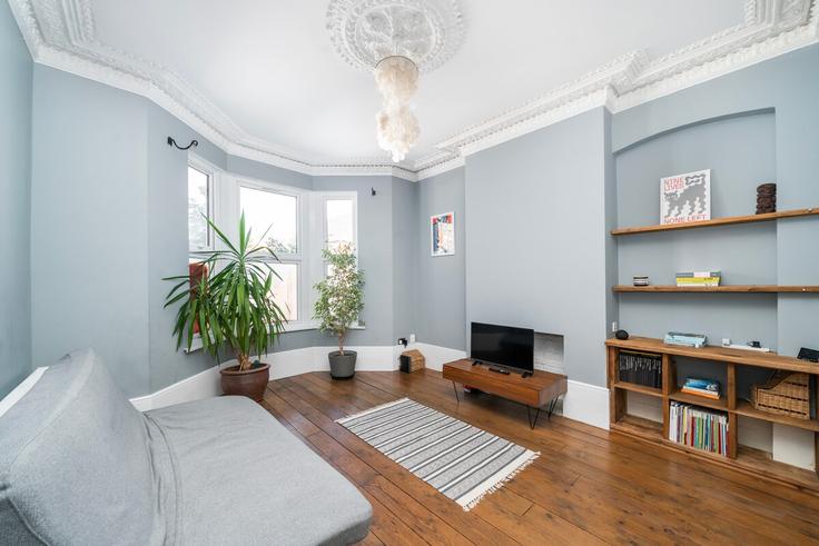Salle de séjour élégante avec mobilier moderne dans un appartement à Building Green Lanes - bee-my-guest-ltd - 1625842 à London Borough of Haringey, London Salle de séjour élégante avec mobilier moderne dans un appartement à Building Green Lanes - bee-my-guest-ltd - 1625842 à London Borough of Haringey, London
