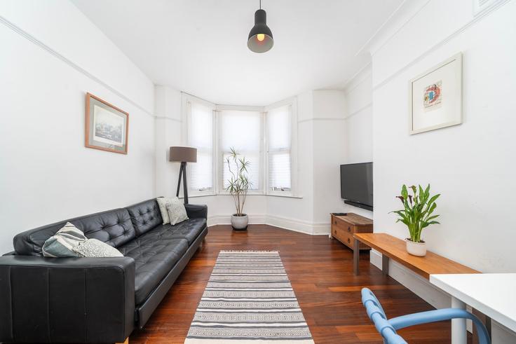 Salle de séjour élégante avec mobilier moderne dans un appartement à Building Green Lanes - bee-my-guest-ltd - 1625827 à London Borough of Haringey, London Salle de séjour élégante avec mobilier moderne dans un appartement à Building Green Lanes - bee-my-guest-ltd - 1625827 à London Borough of Haringey, London