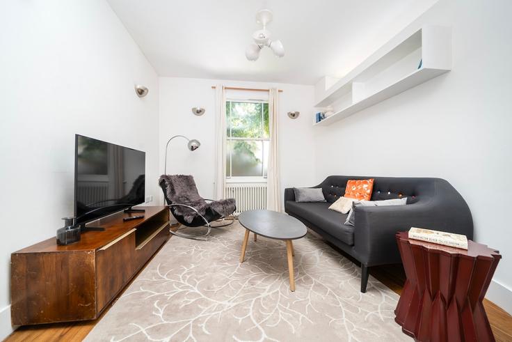 Salle de séjour élégante avec mobilier moderne dans un appartement à Building Marne Street - bee-my-guest-ltd - 1625828 à City of Westminster, London