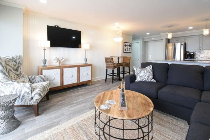 Building Atlantic Avenue - belforte-stays - 1353258 adresindeki bir dairede modern mobilyalarla zarif bir şekilde tasarlanmış oturma odası Virginia Beach, Virginia Beach Building Atlantic Avenue - belforte-stays - 1353258 adresindeki bir dairede modern mobilyalarla zarif bir şekilde tasarlanmış oturma odası Virginia Beach, Virginia Beach