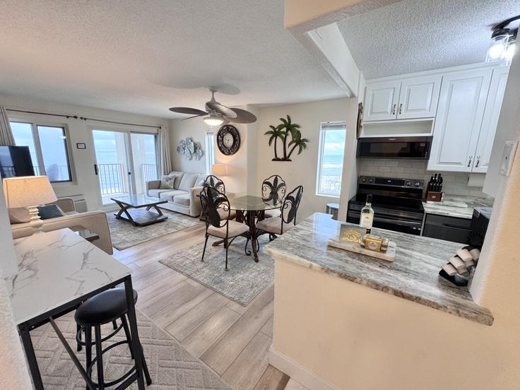 Sala de estar elegantemente projetada com móveis modernos em um apartamento no Building Atlantic Avenue - belforte-stays - 1353259 em Virginia Beach, Virginia Beach