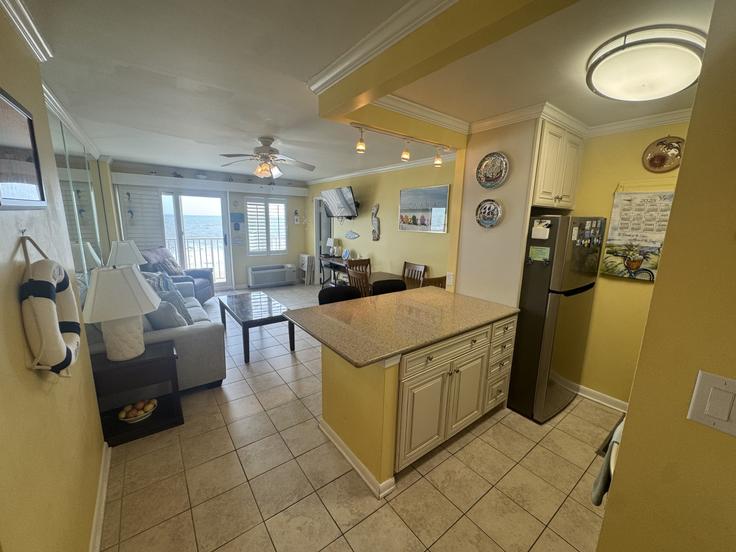 Sala de estar elegantemente projetada com móveis modernos em um apartamento no Building Atlantic Avenue - belforte-stays - 1353262 em Virginia Beach, Virginia Beach