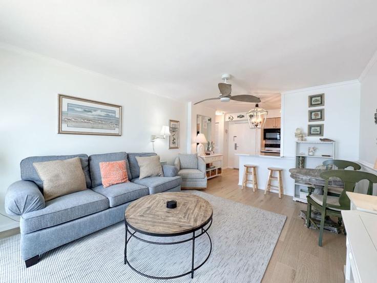 Virginia Beach Virginia BeachのBuilding Atlantic Avenue - belforte-stays - 1353265のアパートメントにある、モダンな家具を備えたエレガントなデザインのリビングルーム