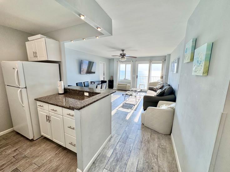 Sala de estar elegantemente projetada com móveis modernos em um apartamento no Building Rudee Loop Connector - belforte-stays - 1353268 em Virginia Beach, Virginia Beach