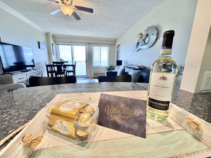 Salle de séjour élégante avec mobilier moderne dans un appartement à Building Atlantic Avenue - belforte-stays - 1353269 à Virginia Beach, Virginia Beach Salle de séjour élégante avec mobilier moderne dans un appartement à Building Atlantic Avenue - belforte-stays - 1353269 à Virginia Beach, Virginia Beach