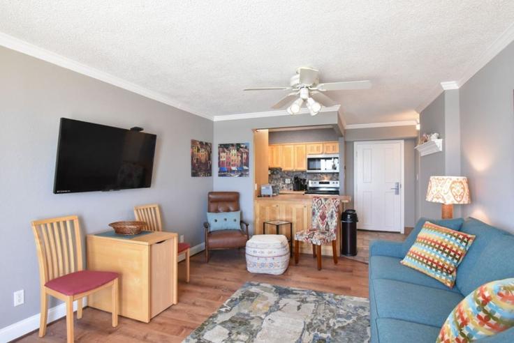 Sala de estar elegantemente projetada com móveis modernos em um apartamento no Building Atlantic Avenue - belforte-stays - 1353270 em Virginia Beach, Virginia Beach