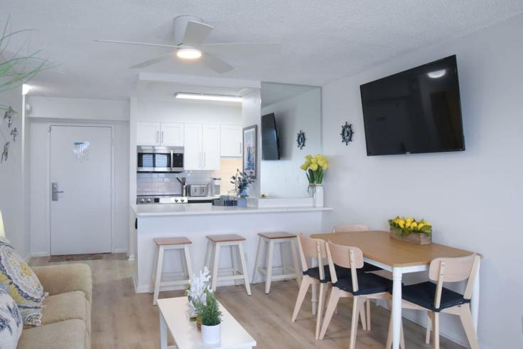 Sala de estar elegantemente projetada com móveis modernos em um apartamento no Building Atlantic Avenue - belforte-stays - 1353273 em Virginia Beach, Virginia Beach