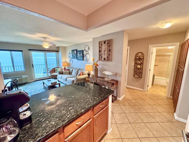 Virginia Beach Virginia BeachのBuilding Atlantic Avenue - belforte-stays - 1353277のアパートメントにある、モダンな家具を備えたエレガントなデザインのリビングルーム