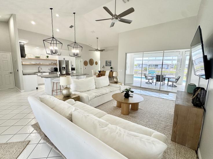 Salle de séjour élégante avec mobilier moderne dans un appartement à Building Southwest 47th Street - belforte-stays - 1353280 à Cape Coral, Cape Coral Salle de séjour élégante avec mobilier moderne dans un appartement à Building Southwest 47th Street - belforte-stays - 1353280 à Cape Coral, Cape Coral