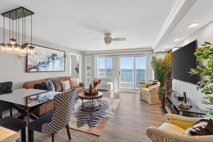 Virginia Beach Virginia BeachのBuilding Rudee Loop Connector - belforte-stays - 1353283のアパートメントにある、モダンな家具を備えたエレガントなデザインのリビングルーム