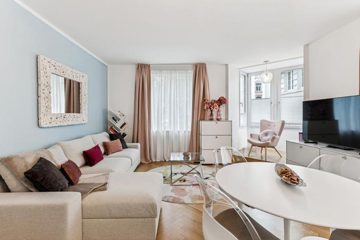Building Weinbergstrasse - beliving-apartments - 1514117 adresindeki bir dairede modern mobilyalarla zarif bir şekilde tasarlanmış oturma odası District 6, Zurich Building Weinbergstrasse - beliving-apartments - 1514117 adresindeki bir dairede modern mobilyalarla zarif bir şekilde tasarlanmış oturma odası District 6, Zurich