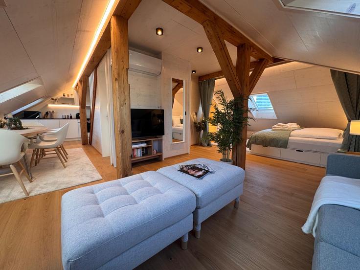 Elegante sala de estar con mobiliario moderno en un apartamento en Building Bleicherweg - beliving-apartments - 1530423 en District 2, Zurich
