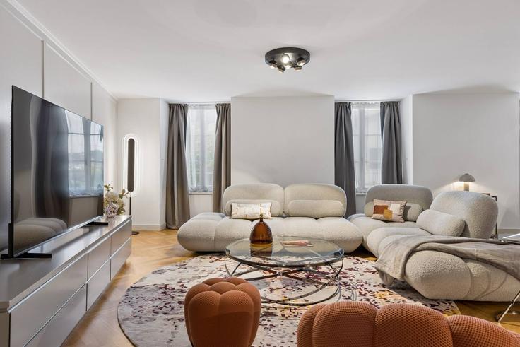 Elegant gestaltetes Wohnzimmer mit moderner Einrichtung in einer Wohnung im Building Zwingliplatz - beliving-apartments - 1586130 in District 1, Zurich Elegant gestaltetes Wohnzimmer mit moderner Einrichtung in einer Wohnung im Building Zwingliplatz - beliving-apartments - 1586130 in District 1, Zurich