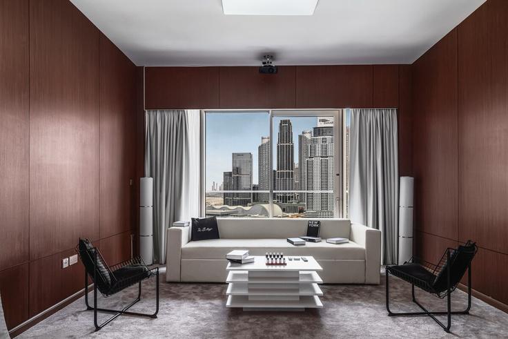 Sala de estar elegantemente projetada com móveis modernos em um apartamento no Building grande signature residences - bellagge-vacation-homes-llc - 1627108 em Burj Khalifa, Dubai Sala de estar elegantemente projetada com móveis modernos em um apartamento no Building grande signature residences - bellagge-vacation-homes-llc - 1627108 em Burj Khalifa, Dubai
