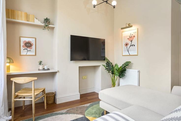 Sala de estar elegantemente projetada com móveis modernos em um apartamento no Building Blenheim Terrace - belondon - 1407002 em City of Westminster, London