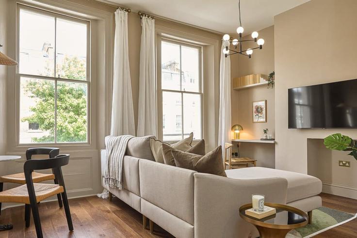Elegante sala de estar con mobiliario moderno en un apartamento en Building Blenheim Terrace - belondon - 1407002 en City of Westminster, London