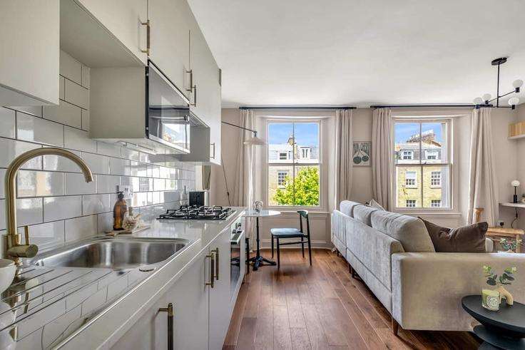 Elegant gestaltetes Wohnzimmer mit moderner Einrichtung in einer Wohnung im Building Blenheim Terrace - belondon - 1406999 in City of Westminster, London