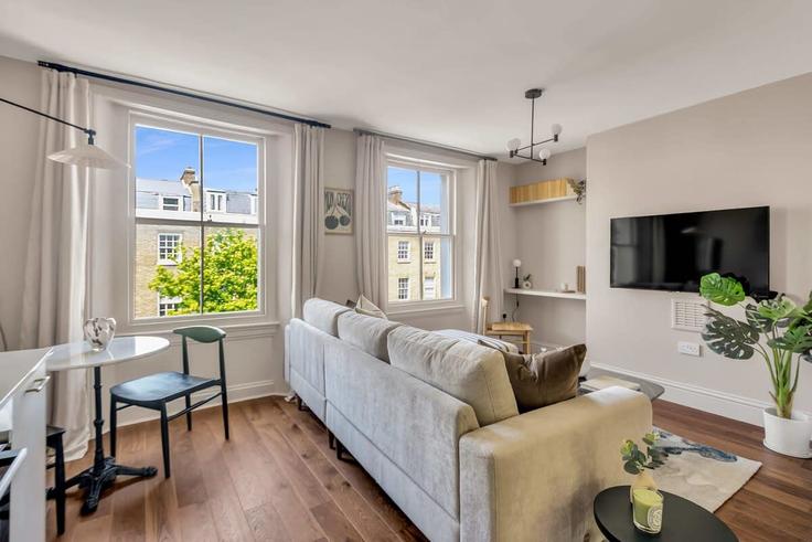 London City of WestminsterのBuilding Blenheim Terrace - belondon - 1406999のアパートメントにある、モダンな家具を備えたエレガントなデザインのリビングルーム London City of WestminsterのBuilding Blenheim Terrace - belondon - 1406999のアパートメントにある、モダンな家具を備えたエレガントなデザインのリビングルーム