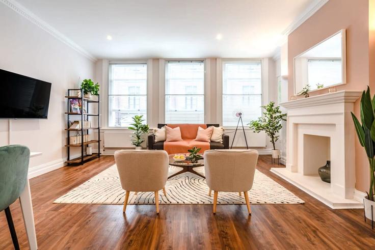 Salle de séjour élégante avec mobilier moderne dans un appartement à Building Greek Street - belondon - 1329006 à City of Westminster, London Salle de séjour élégante avec mobilier moderne dans un appartement à Building Greek Street - belondon - 1329006 à City of Westminster, London