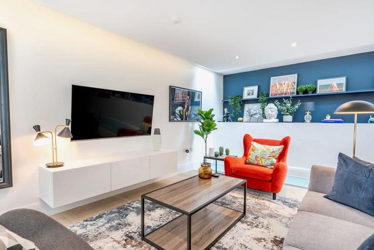 Sala de estar elegantemente projetada com móveis modernos em um apartamento no Building Lincoln's Inn Fields - belondon - 1039183 - LON em London Borough of Camden, London