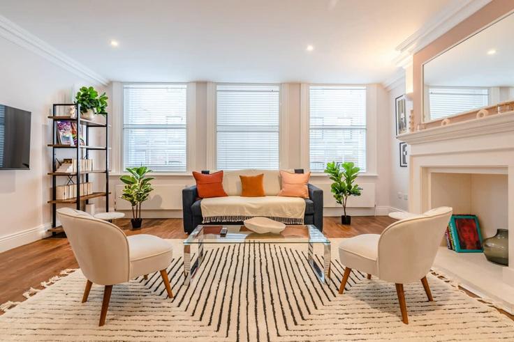 Building Greek Street - belondon - 1328999 adresindeki bir dairede modern mobilyalarla zarif bir şekilde tasarlanmış oturma odası City of Westminster, London