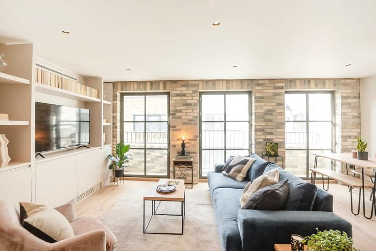 Elegant gestaltetes Wohnzimmer mit moderner Einrichtung in einer Wohnung im Building King's Mews - belondon - 1344548 in London Borough of Camden, London