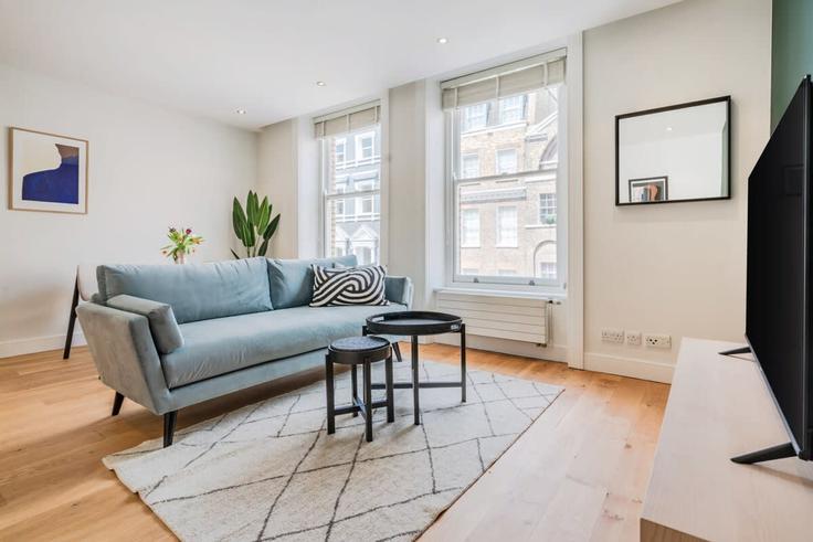 Sala de estar elegantemente projetada com móveis modernos em um apartamento no Building King Street - belondon - 1407003 em City of Westminster, London