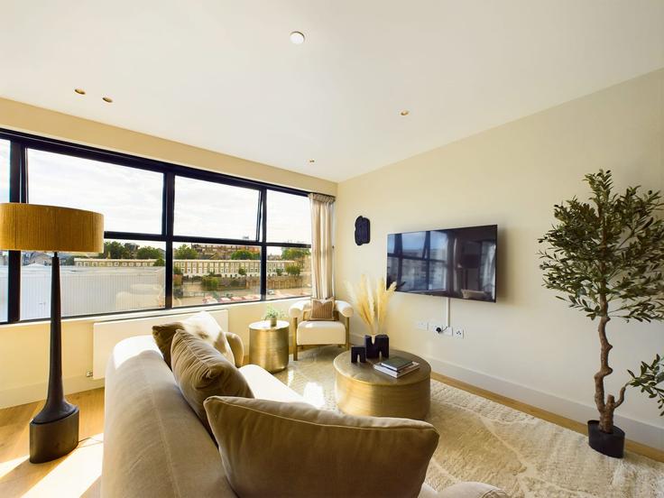 Elegante sala de estar con mobiliario moderno en un apartamento en Building Saint Pancras Way - belondon - 1404259 en London Borough of Camden, London Elegante sala de estar con mobiliario moderno en un apartamento en Building Saint Pancras Way - belondon - 1404259 en London Borough of Camden, London