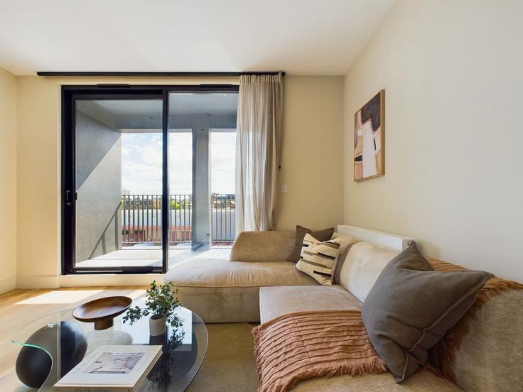 Elegant gestaltetes Wohnzimmer mit moderner Einrichtung in einer Wohnung im Building Saint Pancras Way - belondon - 1404260 in London Borough of Camden, London Elegant gestaltetes Wohnzimmer mit moderner Einrichtung in einer Wohnung im Building Saint Pancras Way - belondon - 1404260 in London Borough of Camden, London