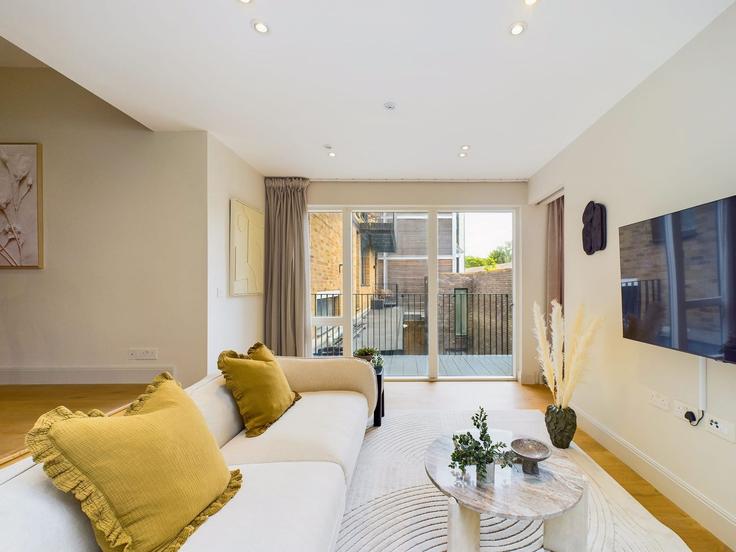 Elegante sala de estar con mobiliario moderno en un apartamento en Building Saint Pancras Way - belondon - 1404258 en London Borough of Camden, London