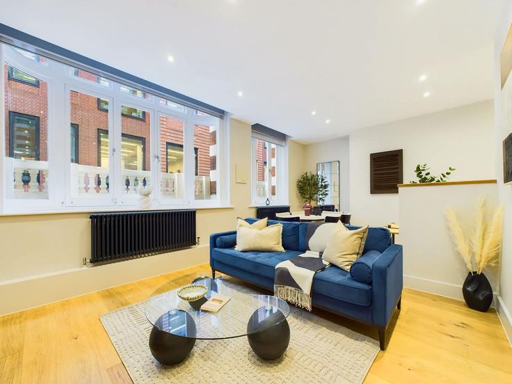 City of Westminster, London에 위치한 Building Denman Street - belondon - 1329008 유닛의 세련된 인테리어가 돋보이는 거실 City of Westminster, London에 위치한 Building Denman Street - belondon - 1329008 유닛의 세련된 인테리어가 돋보이는 거실