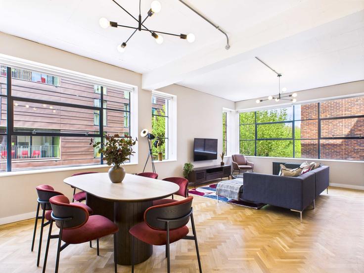 Elegante sala de estar con mobiliario moderno en un apartamento en Building East Road - belondon - 1329007 en London Borough of Hackney, London