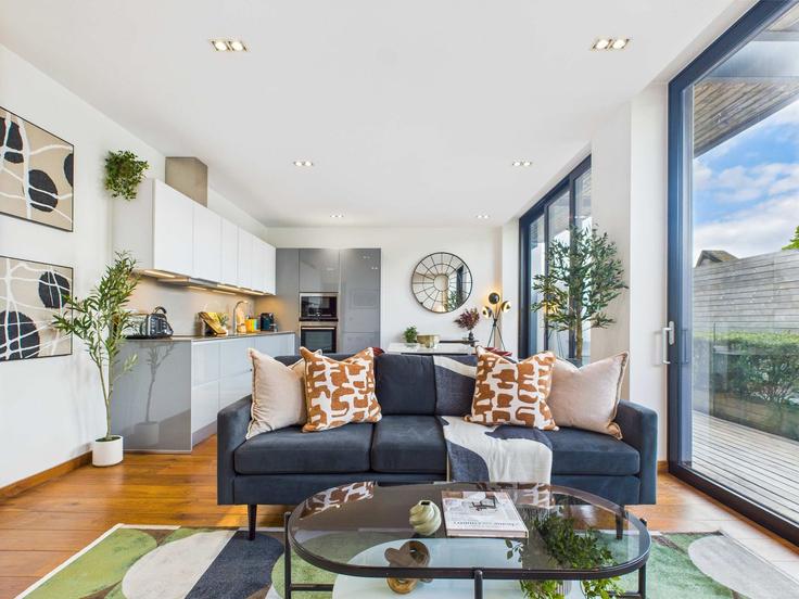 London London Borough of CamdenのBuilding Bayham Street - belondon - 1325623のアパートメントにある、モダンな家具を備えたエレガントなデザインのリビングルーム London London Borough of CamdenのBuilding Bayham Street - belondon - 1325623のアパートメントにある、モダンな家具を備えたエレガントなデザインのリビングルーム