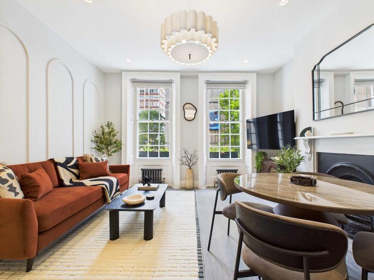 Building Ganton Street - belondon - 1329002 adresindeki bir dairede modern mobilyalarla zarif bir şekilde tasarlanmış oturma odası City of Westminster, London
