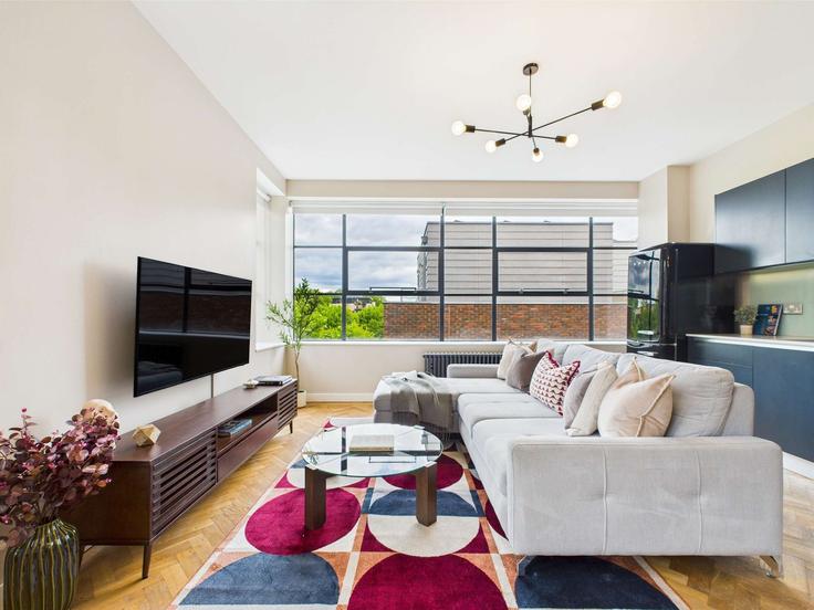 Elegant gestaltetes Wohnzimmer mit moderner Einrichtung in einer Wohnung im Building East Road - belondon - 1329004 in London Borough of Hackney, London
