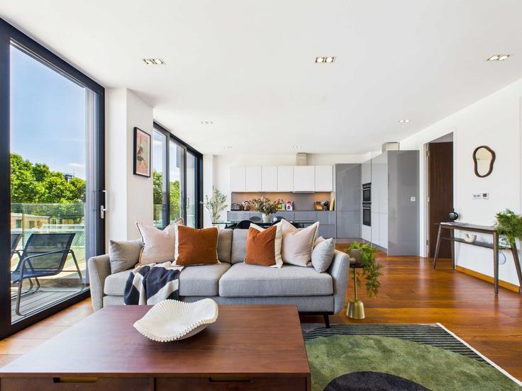 Elegante sala de estar con mobiliario moderno en un apartamento en Building Bayham Street - belondon - 1325624 en London Borough of Camden, London